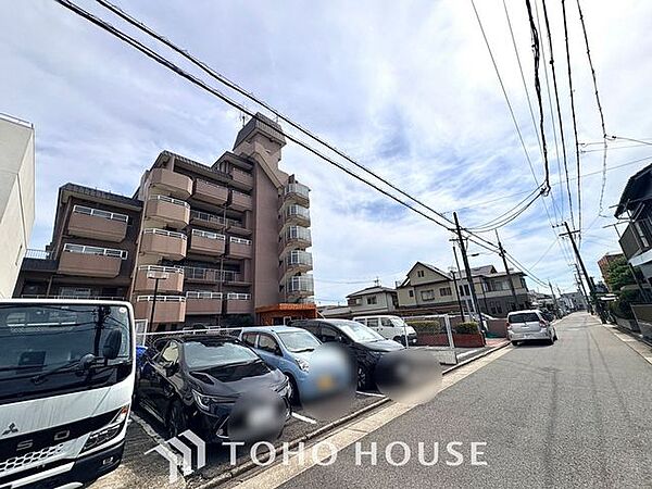 【愛車と過ごす、ゆとりある毎日を】敷地内に専用駐車スペースを確保。月極駐車場を探す手間や雨の日の移動ストレスから解放されます。出し入れしやすい空間が、あなたのアクティブなカーライフを足元から支えます。