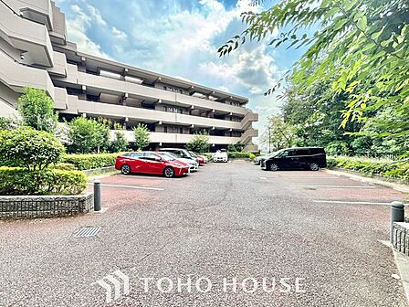 【もう駐車場探しに迷わない】マンション内敷地内にゆとりある駐車スペースを確保。近隣の月極駐車場を探す手間や、雨の日の移動ストレスから解放されます。大切な愛車を、より身近で安心できる場所に。