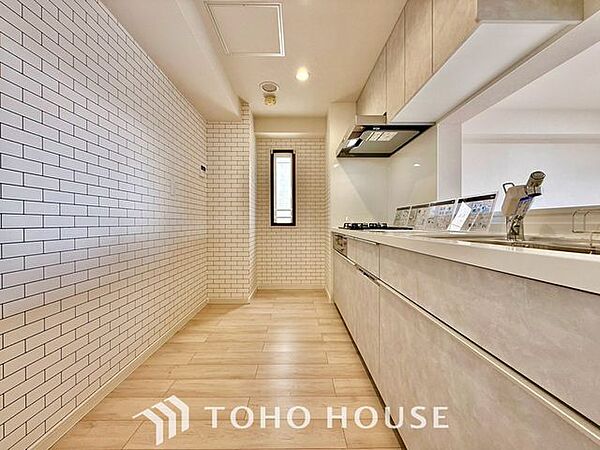 【夫婦でなかよく】作業スペースを多くとった対面キッチン。ふたり並んでキッチンに立っても調理がしやすくゆとりある広さ。食器類もすっきりと片付く収納力が期待できます。家事をしながら会話も弾みます。