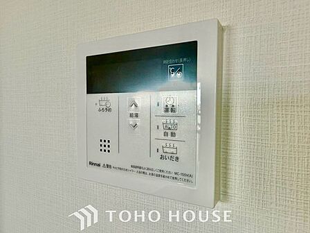 【オートバス】スイッチひとつで湯張りや追い炊きができるオートバス機能付き給湯システム。家事負担の軽減もさることながら、こまめな追い炊きはトータルでの節水&省エネにも繋がるエコで便利な機能です。