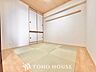和室：【古き良き日本文化】和室があることで落ち着きと癒しの空間が生まれます。来客時の客室としても利用できますし、お子様のプレイルームやお昼寝に最適なお部屋です。