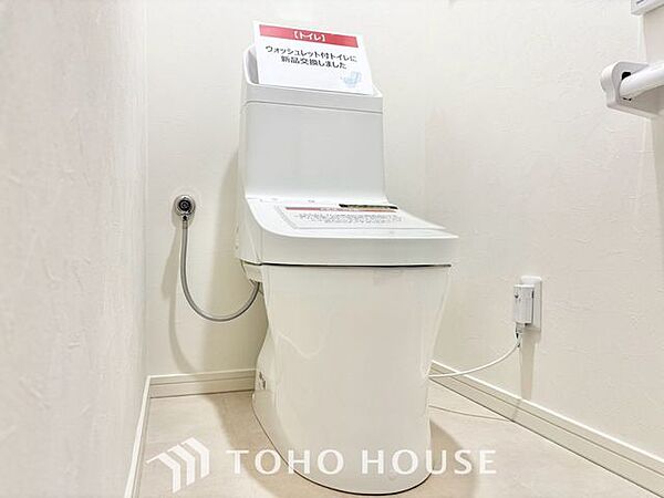 【快適仕様の空間】ホワイトで統一された清潔感ある空間。スペースの節約ができ、ゆったりとした空間が確保できています。便利な収納棚も設置した、使いやすさを重視する造りになっております。
