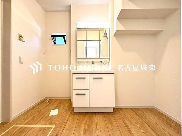 【身だしなみOK】シャワー機能付きの洗面台には使いやすい横長ボウル、スマートに収まる収納と充実しています。あわただしい朝の洗面タイムもばっちりです。