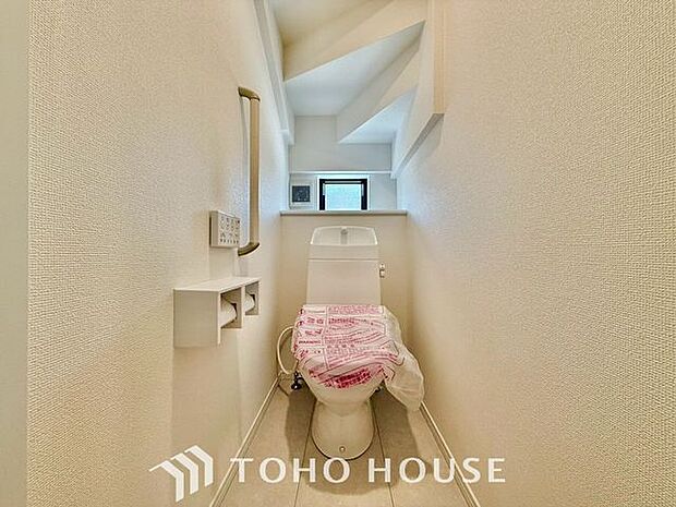 【ピカピカ♪新品】もちろん温水洗浄機能付き便座です。気になる水周り関係が新しくなっていると、気持ちよく新生活が始められますね。