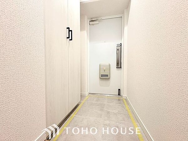 【ただいま！おかえり！】清潔感溢れる玄関がお出迎えする本邸宅の物語は、ここからは始まる日常を期待させます。おでかけの時も帰った時も、「我が家」を最初に感じてもらえる素敵な空間に。