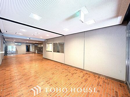 【お家へ帰ろう】ここに住まわれる人にだけに許された専用のエントランス。我が家に帰ってきた安心感を与えてくれる最初のプライベート空間です。