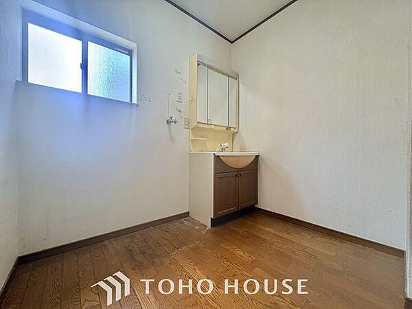 【身支度ばっちり】十分な大きさの洗面台は収納もさる事ながら、身だしなみチェックや歯磨きなど、朝の慌ただしい時間でもゆとりあるスペースで余裕を感じて頂けます。