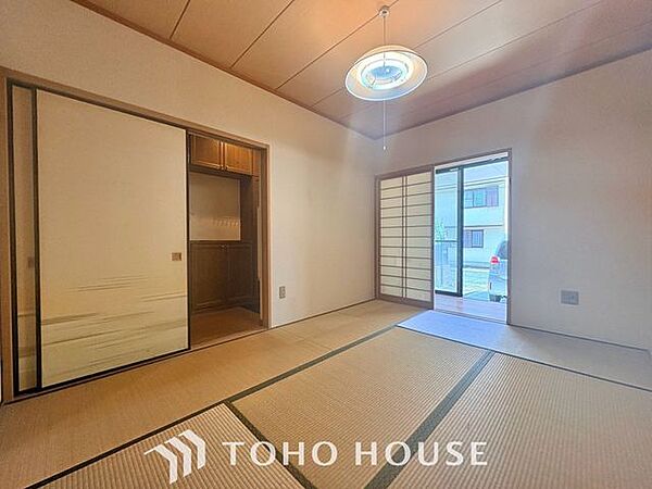 【古き良き日本文化】和室があることで落ち着きと癒しの空間が生まれます。来客時の客室としても利用できますし、お子様のプレイルームやお昼寝に最適なお部屋です。