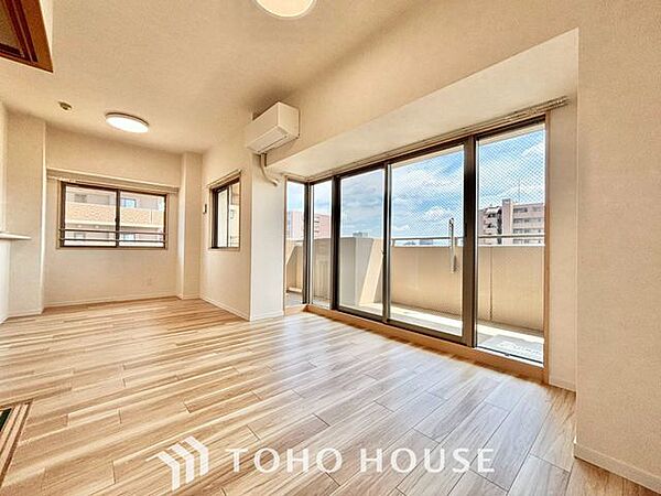【楽しい我が家が一番】明るく開放的な空間が広がるリビングダイニング。室内には豊かな陽光が注ぎ込み、爽やかな住空間を演出。ホームパーティーでもゲストと一緒に料理を楽しみながら楽しい時間を過ごせそう。