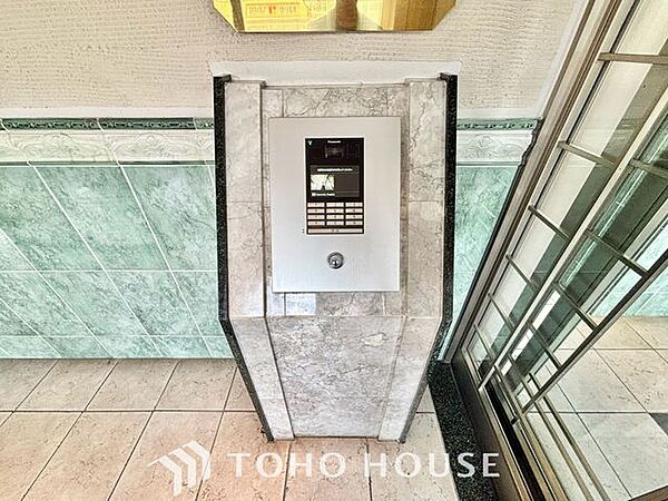 【オートロック】共用玄関にオートロックがあることで防犯効果が高まります。煩わしい訪問営業や勧誘等の来訪率も下がることから「守られている」安心感が高まる事は住まいの安心につながります。