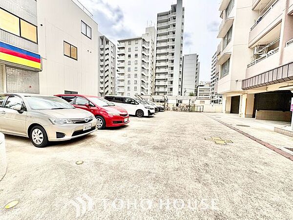 【もう駐車場探しに迷わない】マンション内敷地内にゆとりある駐車スペースを確保。近隣の月極駐車場を探す手間や、雨の日の移動ストレスから解放されます。大切な愛車を、より身近で安心できる場所に。