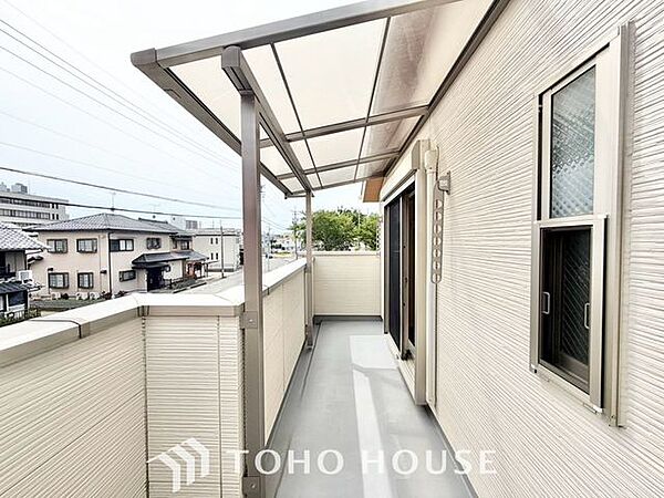 【やわらかい街の風】頬をなでる優しい風を感じることが出来るバルコニー。つい深呼吸をしたくなる気持ちの良い眺望はこのお部屋の自慢です。洗濯物を干すスペースとしても十分な広さがあります。
