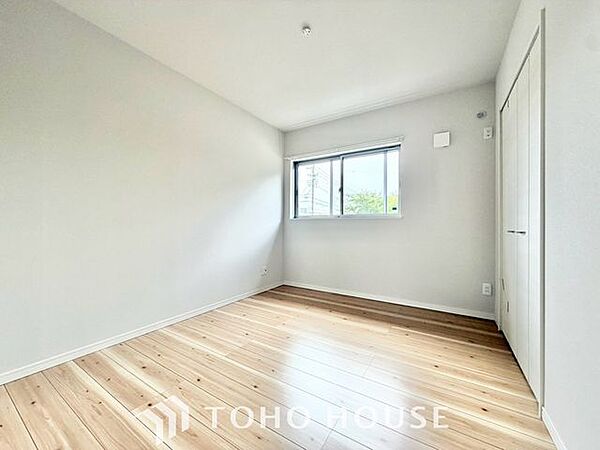 【子供の成長に合わせて】お子様の成長と共に「住まい方」も変化していきます。居室にはクローゼットを完備し、自由度の高い家具の配置が叶うシンプルな空間です。