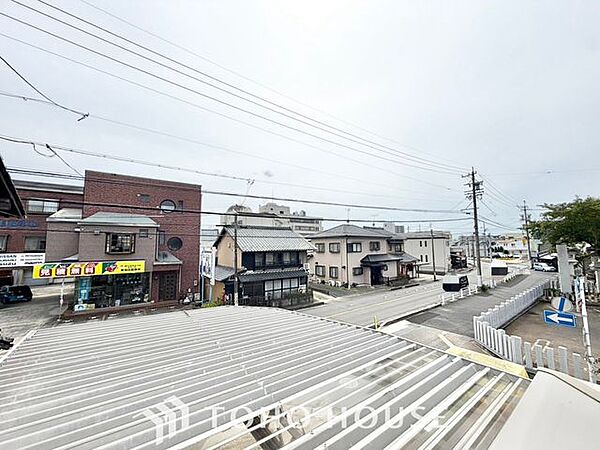 【四季を感じながら】手を伸ばせば触れることが出来そうな風景が、そのままインテリアになったような印象です。その豊かな眺望にふさわしい空間は、通風・採光も優れ、心地よい光と風が溢れます。