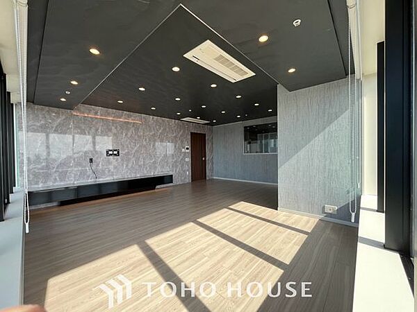 【家族のトクベツな空間】インティメイトなくつろぎを愉しむリビングルームはひそやかな憩いの場となります。リビングとダイニング、2つの空間機能を活かし、ライフスタイルに新しいゆとりをもたらします。
