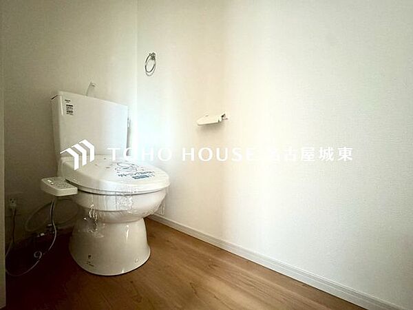 【重要な設備です】トイレは快適な温水洗浄便座付です。手洗い一体型のトイレ設備はスペースの節約ができ、ゆったりとした空間が確保できます。節水も期待できますね。