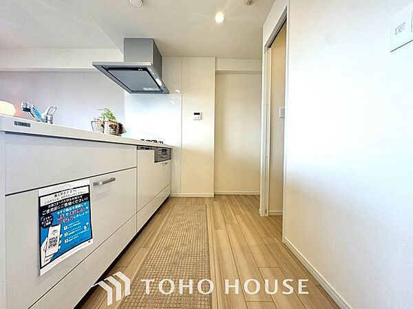 【美味しいゴハン】大型の冷蔵庫やレンジボードもしっかり置ける広々としたキッチンスペースが大事。ゆとりある空間で作業ができるとお料理の腕も日に日に上がりそうな気がしてきます。