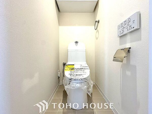 【快適仕様の空間】ホワイトで統一された清潔感ある空間。スペースの節約ができ、ゆったりとした空間が確保できています。便利な収納棚も設置した、使いやすさを重視する造りになっております。