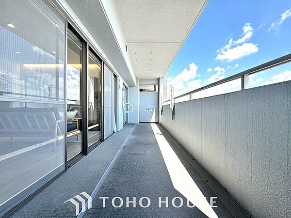 【やわらかい街の風】頬をなでる優しい風を感じることが出来るバルコニー。つい深呼吸をしたくなる気持ちの良い眺望はこのお部屋の自慢です。洗濯物を干すスペースとしても十分な広さがあります。
