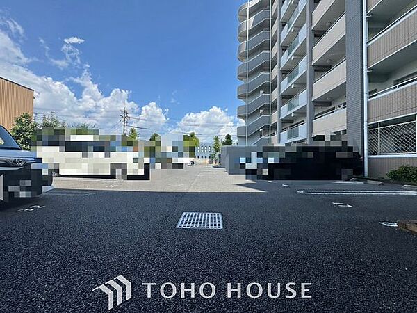 【愛車と過ごす、ゆとりある毎日を】敷地内に専用駐車スペースを確保。月極駐車場を探す手間や雨の日の移動ストレスから解放されます。出し入れしやすい空間が、あなたのアクティブなカーライフを足元から支えます。