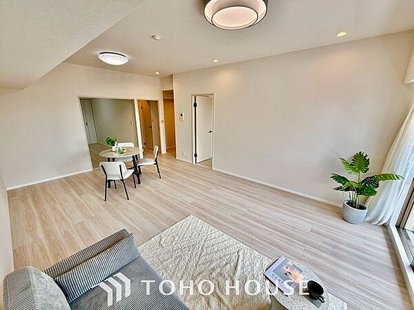 【快適な住空間】家族の暮らしに思いを馳せて、日常のワンシーンを表現したリビングダイニング。「ホワイトナチュラル」のテイストが、自然体で過ごせる心地良さを生み出しています。