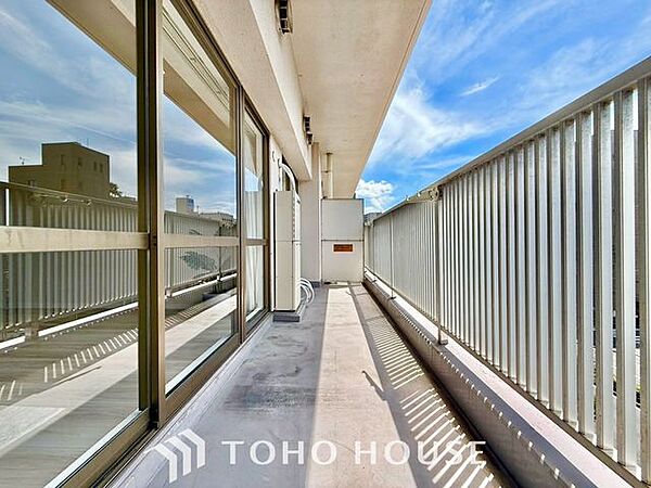 【やわらかい街の風】頬をなでる優しい風を感じることが出来るバルコニー。つい深呼吸をしたくなる気持ちの良い眺望はこのお部屋の自慢です。洗濯物を干すスペースとしても十分な広さがあります。