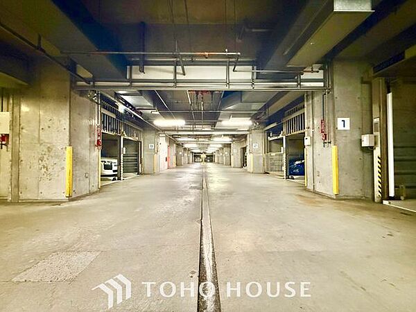 【もう駐車場探しに迷わない】マンション内敷地内にゆとりある駐車スペースを確保。近隣の月極駐車場を探す手間や、雨の日の移動ストレスから解放されます。大切な愛車を、より身近で安心できる場所に。