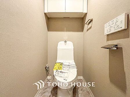 【重要な設備です】トイレは快適な温水洗浄便座付です。手洗い一体型のトイレ設備はスペースの節約ができ、ゆったりとした空間が確保できます。節水も期待できますね。