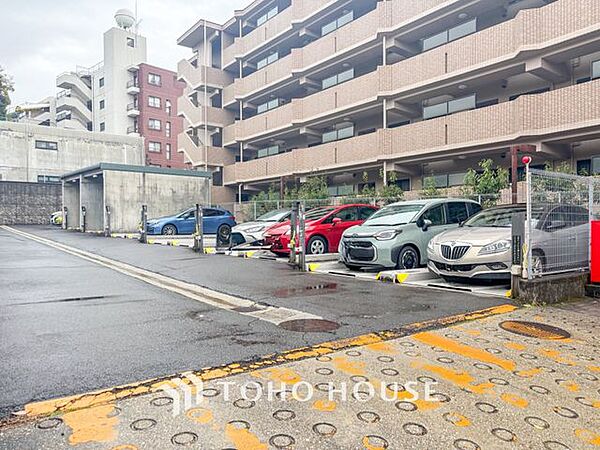【もう駐車場探しに迷わない】マンション内敷地内にゆとりある駐車スペースを確保。近隣の月極駐車場を探す手間や、雨の日の移動ストレスから解放されます。大切な愛車を、より身近で安心できる場所に。