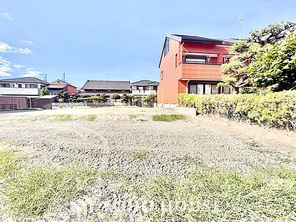 【未完成だからこそ、広がる理想のイメージ】外構工事が進む現在の様子は、住まいが命を吹き込まれる特別な瞬間。図面だけでは分からない光の入り方や周辺環境との調和を、現場でじっくり体感できます。