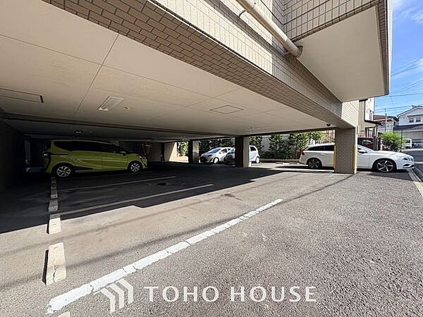 【もう駐車場探しに迷わない】マンション内敷地内にゆとりある駐車スペースを確保。近隣の月極駐車場を探す手間や、雨の日の移動ストレスから解放されます。大切な愛車を、より身近で安心できる場所に。