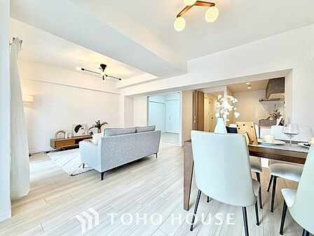 【家族のトクベツな空間】インティメイトなくつろぎを愉しむリビングルームはひそやかな憩いの場となります。リビングとダイニング、2つの空間機能を活かし、ライフスタイルに新しいゆとりをもたらします。