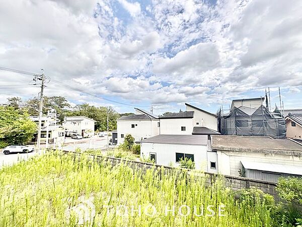 【四季を感じながら】手を伸ばせば触れることが出来そうな風景が、そのままインテリアになったような印象です。その豊かな眺望にふさわしい空間は、通風・採光も優れ、心地よい光と風が溢れます。