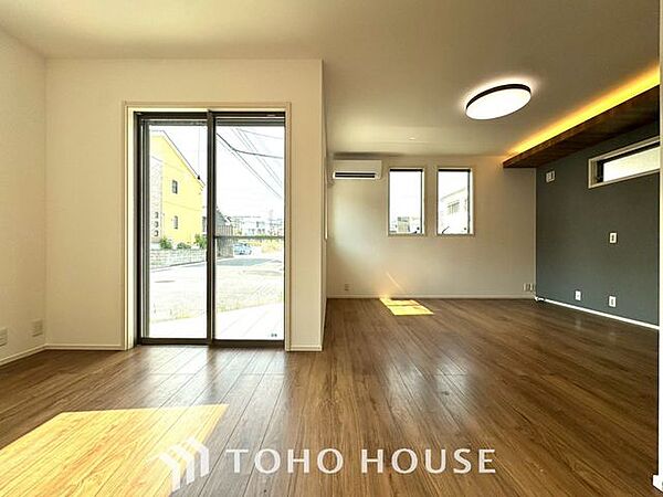 【居心地の良い我が家】一日の中で多くの時間を過すことになるリビングダイニングだからこそ、いつも穏やかな空間であることが必然。爽やかな通風と採光を存分に感じる事が出来る空間です。