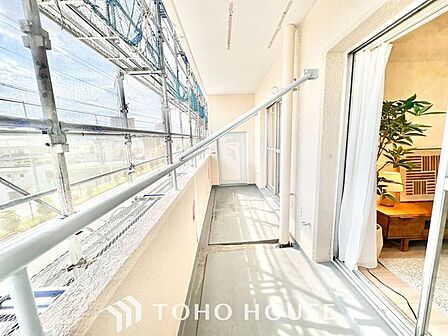 【やわらかい街の風】頬をなでる優しい風を感じることが出来るバルコニー。つい深呼吸をしたくなる気持ちの良い眺望はこのお部屋の自慢です。洗濯物を干すスペースとしても十分な広さがあります。