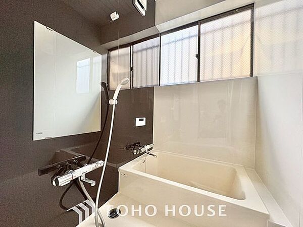 【日常を忘れる、清潔で静かな休息場所。】湯船に浸かれば、心身ともに深い安らぎに包まれます。湯気と共に疲れが溶け出すような、清々しく穏やかなバスタイムをどうぞ。