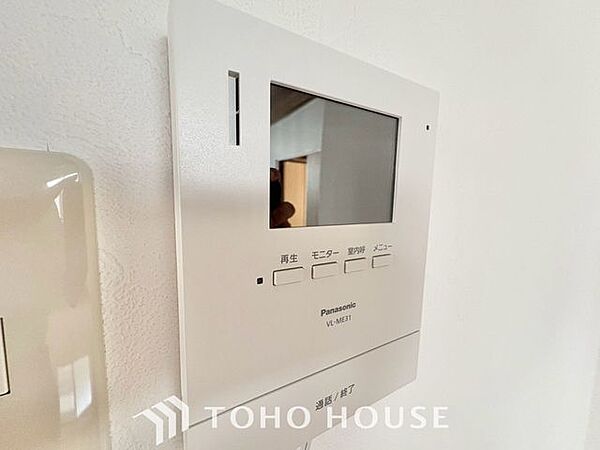 【モニター付きインターホン】今や当たり前の設備ですが、お子様の留守番時にも重宝する必須防犯アイテムです。留守中に誰が訪ねてきたのかも確認できますし、在宅中も「見える安心」がそこにあります。
