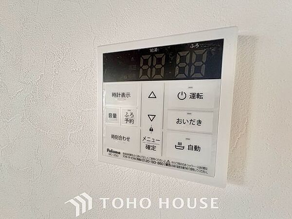 【オートバス】スイッチひとつで湯張りや追い炊きができるオートバス機能付き給湯システム。家事負担の軽減もさることながら、こまめな追い炊きはトータルでの節水＆省エネにも繋がるエコで便利な機能です。