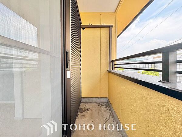 【やわらかい街の風】頬をなでる優しい風を感じることが出来るバルコニー。つい深呼吸をしたくなる気持ちの良い眺望はこのお部屋の自慢です。洗濯物を干すスペースとしても十分な広さがあります。