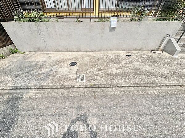 【愛車と過ごす、ゆとりある毎日を】敷地内に専用駐車スペースを確保。月極駐車場を探す手間や雨の日の移動ストレスから解放されます。出し入れしやすい空間が、あなたのアクティブなカーライフを足元から支えます。