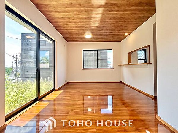 【家族だんらん】ここにはみんなが集い、食事と楽しい会話が始まる。話に夢中になりすぎて、ついつい時を忘れ夜半過ぎになってしまう。そんな束の間の幸せを感じさせてくれる場所でありたい・・
