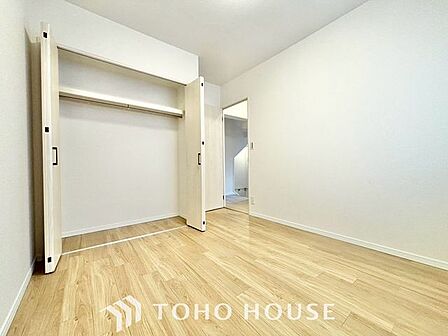 【子供の成長に合わせて】お子様の成長と共に「住まい方」も変化していきます。居室にはクローゼットを完備し、自由度の高い家具の配置が叶うシンプルな空間です。