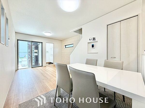 【快適な住空間】家族の暮らしに思いを馳せて、日常のワンシーンを表現したリビングダイニング。「ホワイトナチュラル」のテイストが、自然体で過ごせる心地良さを生み出しています。