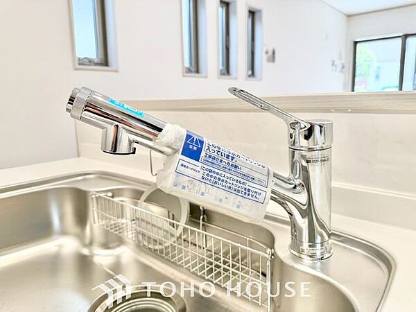 【浄水器一体型水栓】ワンタッチで浄水と原水と切り替えできる、見た目にもスマートな浄水器一体型の水栓は水道水に含まれる有害物質を除去してくれます。お茶を淹れたりお料理するにも活躍するアイテムです。