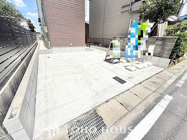 【愛車と過ごす、ゆとりある毎日を】敷地内に専用駐車スペースを確保。月極駐車場を探す手間や雨の日の移動ストレスから解放されます。出し入れしやすい空間が、あなたのアクティブなカーライフを足元から支えます。