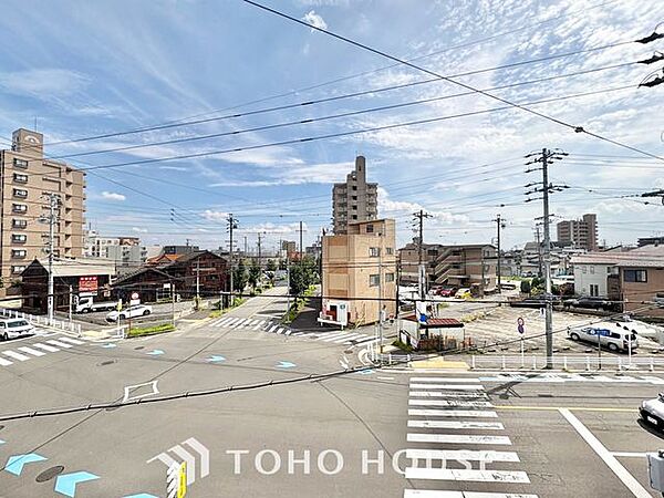 【四季を感じながら】手を伸ばせば触れることが出来そうな風景が、そのままインテリアになったような印象です。その豊かな眺望にふさわしい空間は、通風・採光も優れ、心地よい光と風が溢れます。