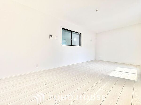 【快適な住空間】家族の暮らしに思いを馳せて、日常のワンシーンを表現したリビングダイニング。「ホワイトナチュラル」のテイストが、自然体で過ごせる心地良さを生み出しています。