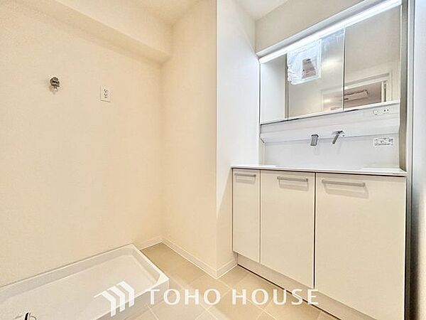 【身支度ばっちり】十分な大きさの洗面台は収納もさる事ながら、身だしなみチェックや歯磨きなど、朝の慌ただしい時間でもゆとりあるスペースで余裕を感じて頂けます。