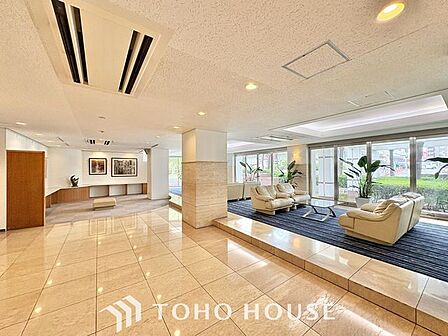 【マンションの第一印象】ホテルエントランスのような凛とした空間です。セキュリティーに守られている館内は静寂です。デザイナーの質感への拘りと四季折々の変化を感じられ管理体制の良さが窺えます。