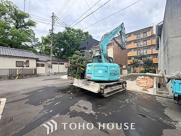 【未完成だからこそ、広がる理想のイメージ】外構工事が進む現在の様子は、住まいが命を吹き込まれる特別な瞬間。図面だけでは分からない光の入り方や周辺環境との調和を、現場でじっくり体感できます。